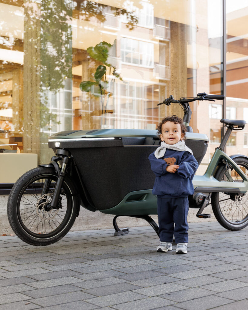 Child in front of cargo bike Lovens Explorer 2 Avenue Green